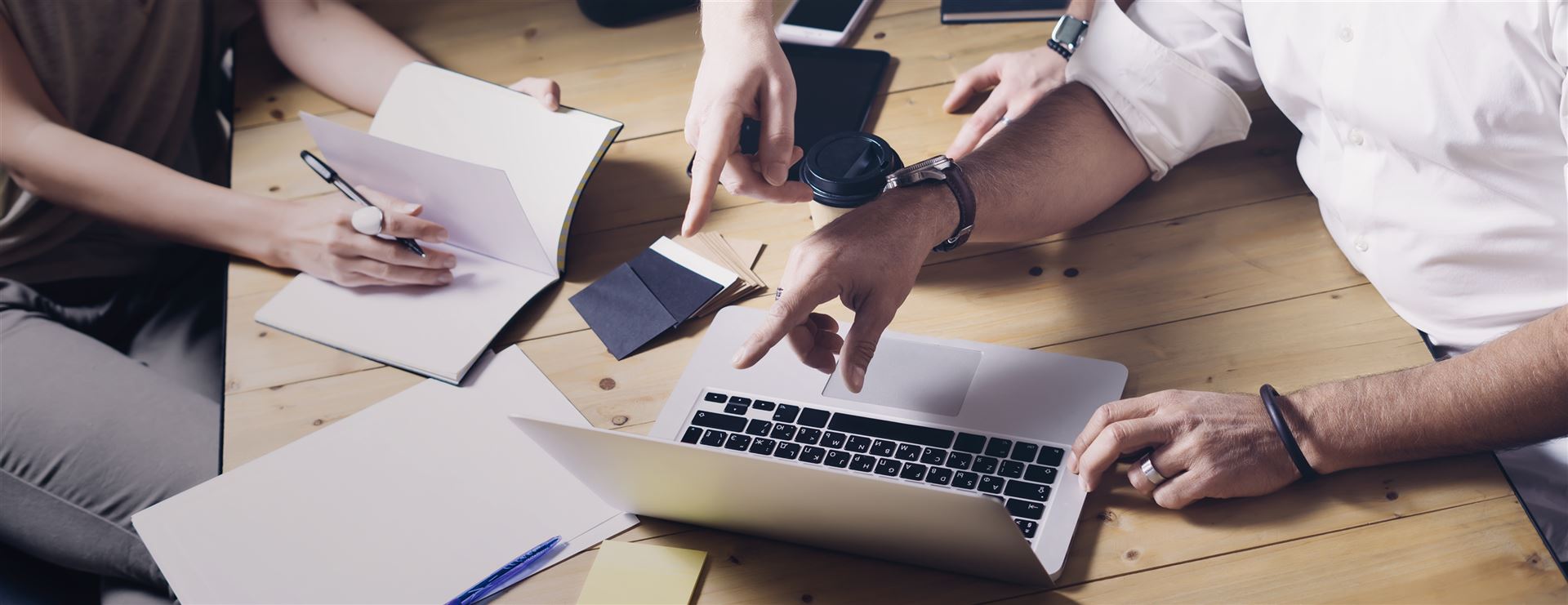 Team bespricht Schadensunterlagen am Laptop — Schadensmanagement und Versicherungsabwicklung in Rostock