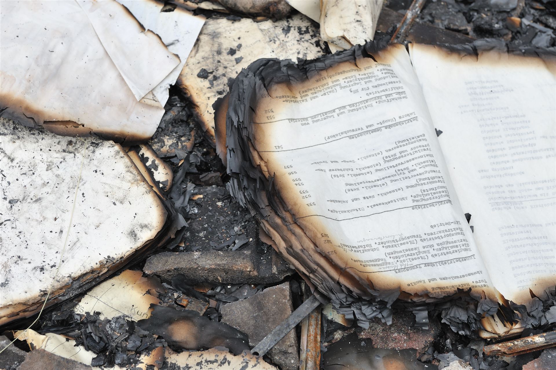 Verkohlte Bücher und Papiere nach einem Wohnungsbrand — Brandschadensanierung in Rostock